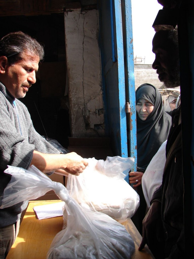 Distributing aid Photo : EC/ECHO/Daniela Cavini