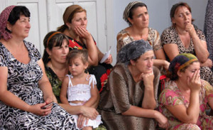A training course gives the women the skills to build their greenhouses. Photo : EC/ECHO/Daniela Cavini