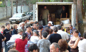 Handing out kitchen items at School 147 in Tbilisi. Photo : ECHO/Daniela Cavini