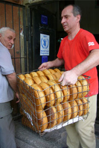 Bread being unloaded at one of the distribution points. Photo : ECHO/Daniela Cavini